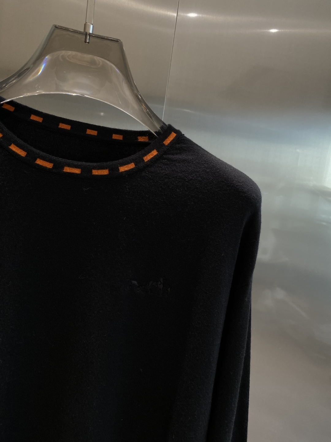 《𝙉𝙚𝙬🤍🖤爱马家》秋冬经典男士针织长袖圆领套头毛衣 这款针织衫向经典图案致敬。采用棉质平纹针织面料精心