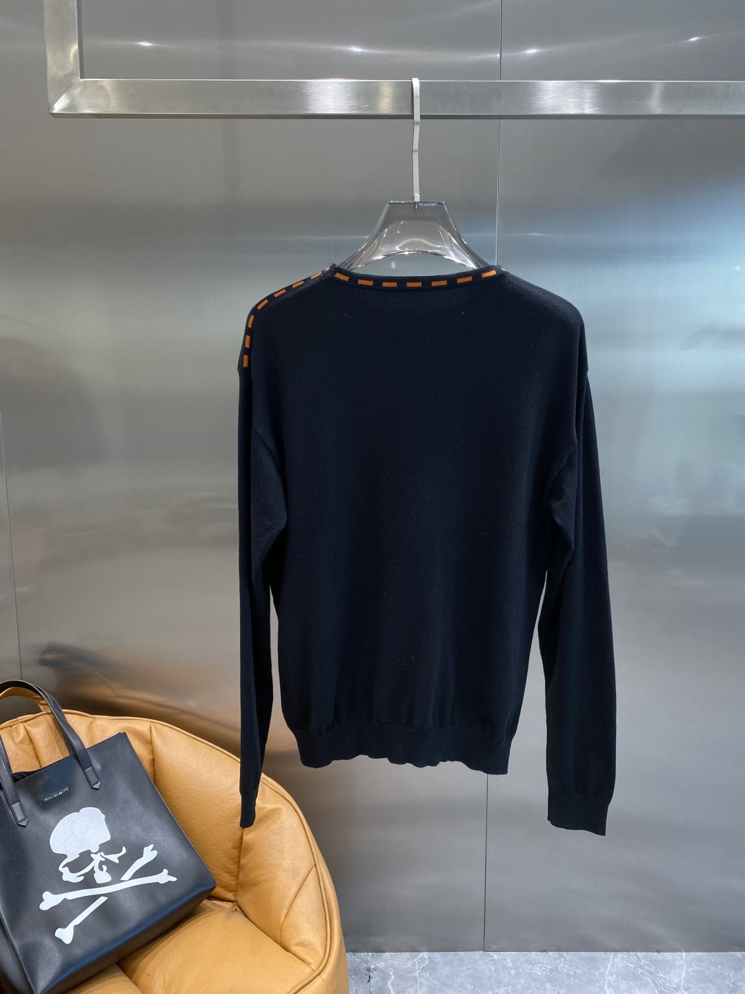 《𝙉𝙚𝙬🤍🖤爱马家》秋冬经典男士针织长袖圆领套头毛衣 这款针织衫向经典图案致敬。采用棉质平纹针织面料精心