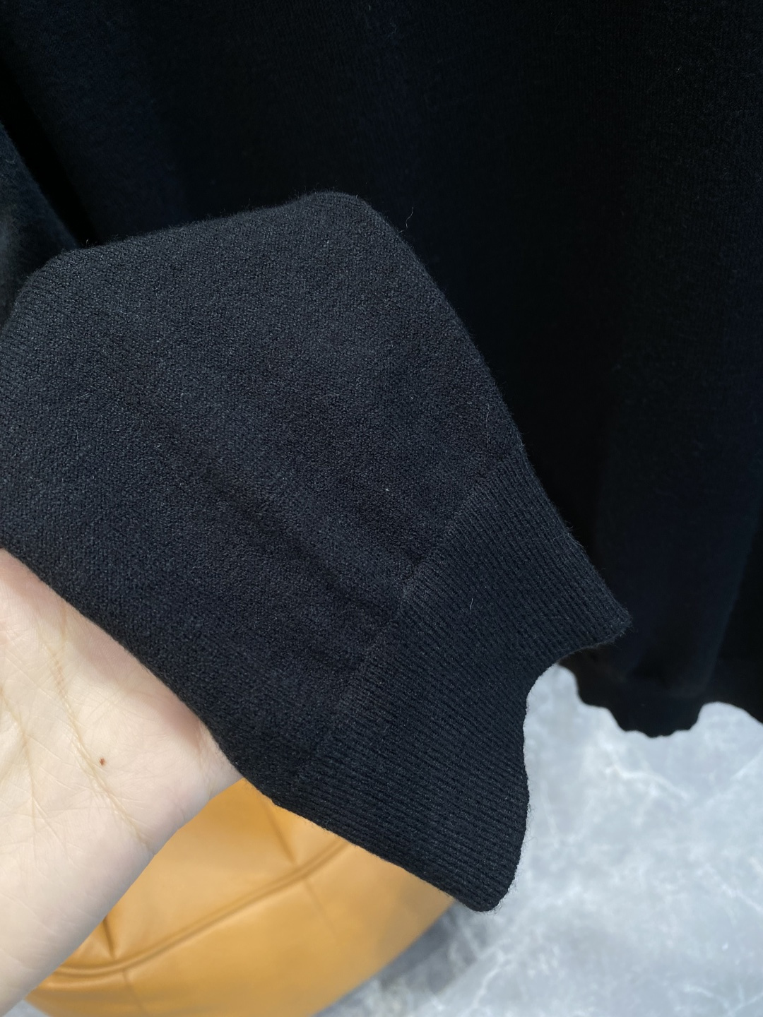 《𝙉𝙚𝙬🤍🖤爱马家》秋冬经典男士针织长袖圆领套头毛衣 这款针织衫向经典图案致敬。采用棉质平纹针织面料精心