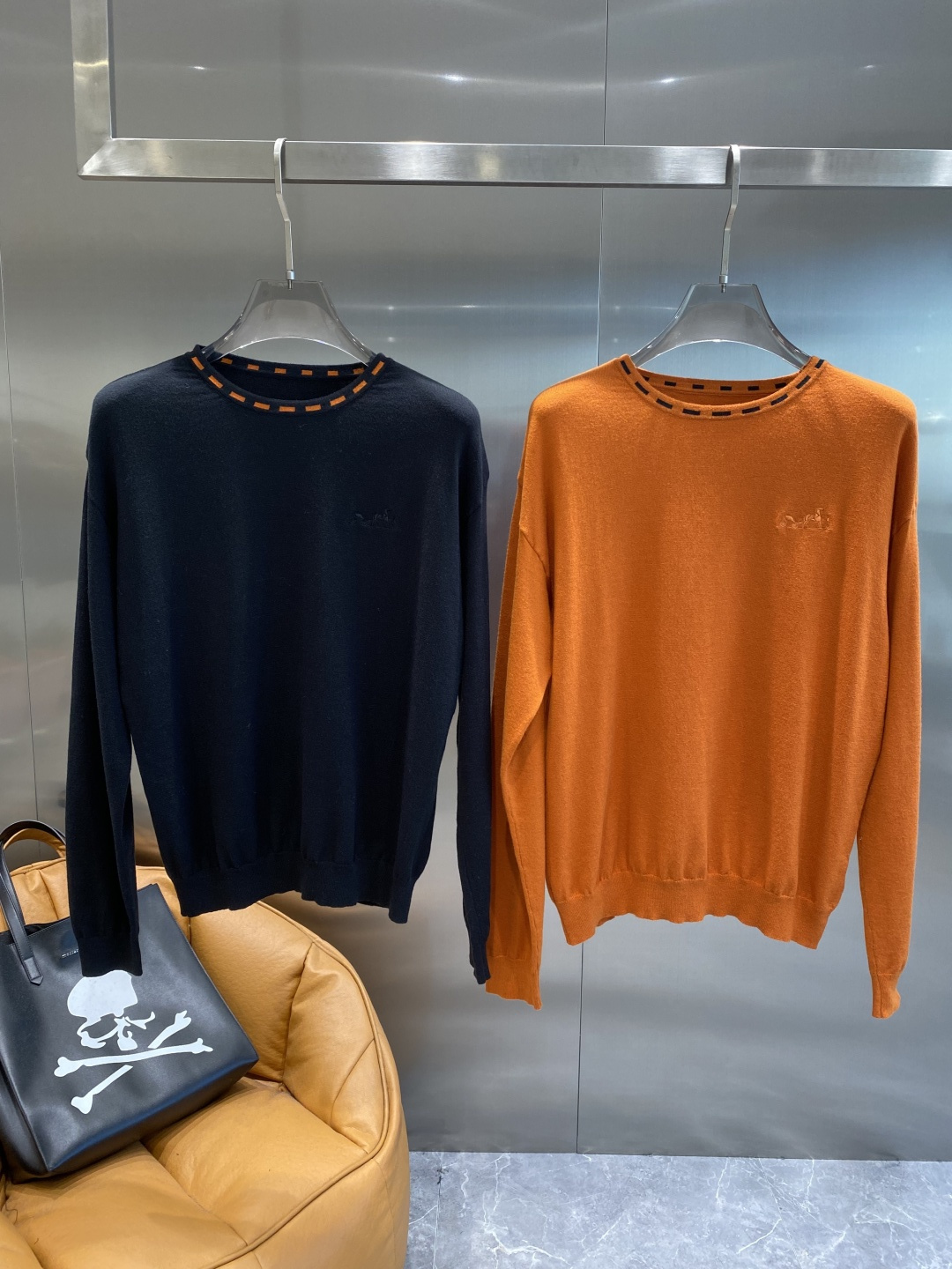 《𝙉𝙚𝙬🤍🖤爱马家》秋冬经典男士针织长袖圆领套头毛衣 这款针织衫向经典图案致敬。采用棉质平纹针织面料精心