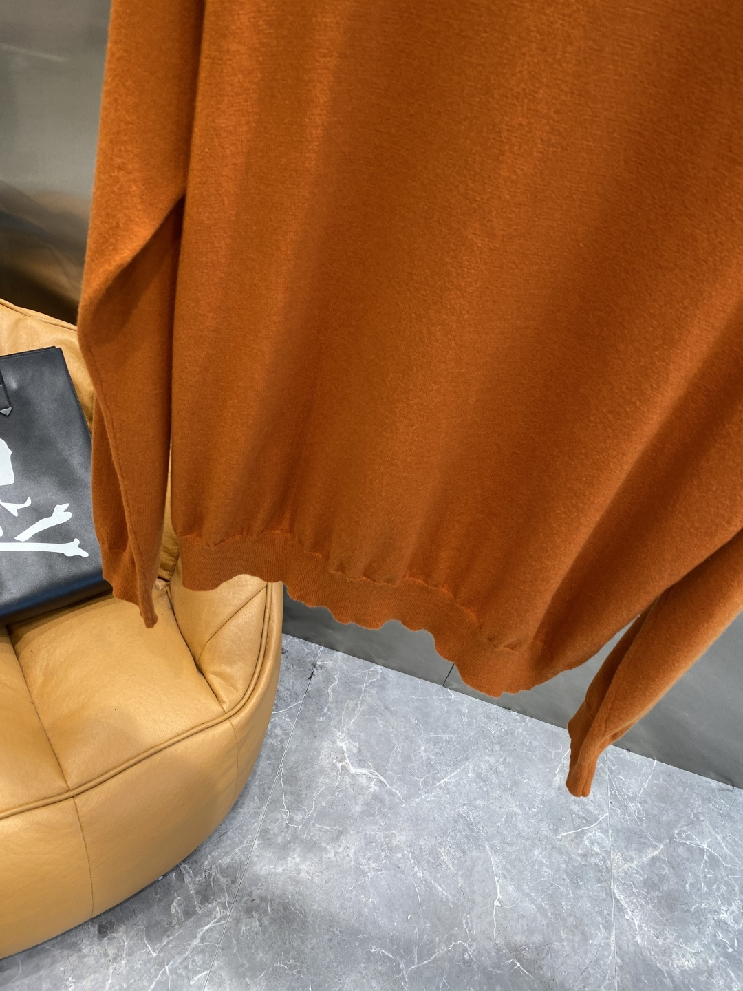 《𝙉𝙚𝙬🤍🖤爱马家》秋冬经典男士针织长袖圆领套头毛衣 这款针织衫向经典图案致敬。采用棉质平纹针织面料精心