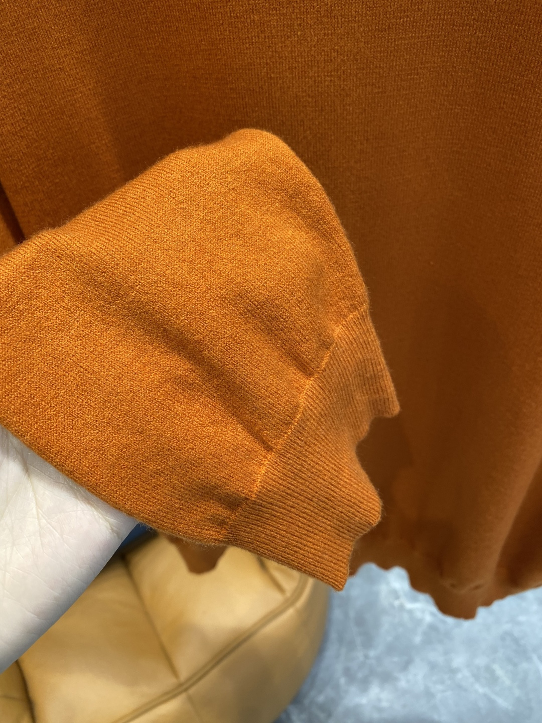 《𝙉𝙚𝙬🤍🖤爱马家》秋冬经典男士针织长袖圆领套头毛衣 这款针织衫向经典图案致敬。采用棉质平纹针织面料精心