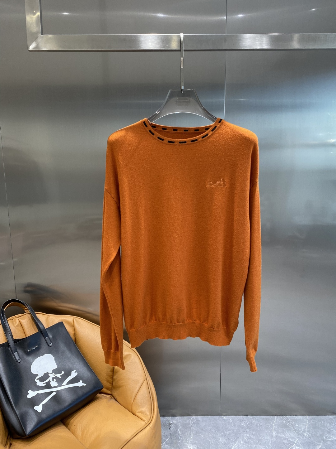 《𝙉𝙚𝙬🤍🖤爱马家》秋冬经典男士针织长袖圆领套头毛衣 这款针织衫向经典图案致敬。采用棉质平纹针织面料精心