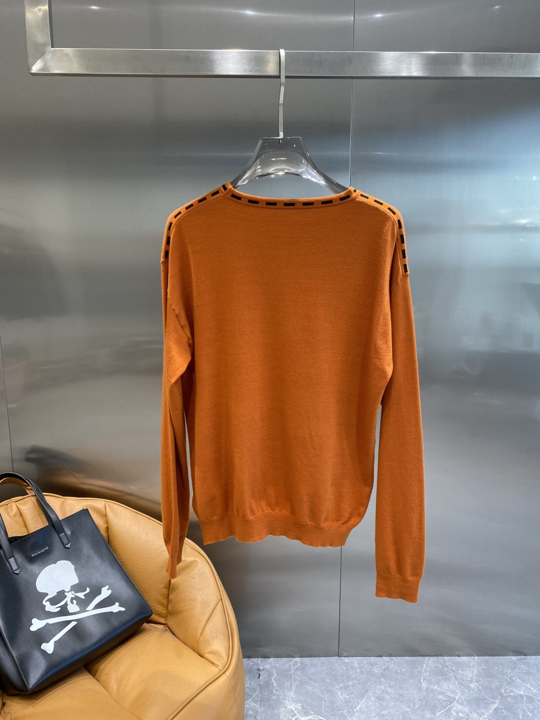 《𝙉𝙚𝙬🤍🖤爱马家》秋冬经典男士针织长袖圆领套头毛衣 这款针织衫向经典图案致敬。采用棉质平纹针织面料精心