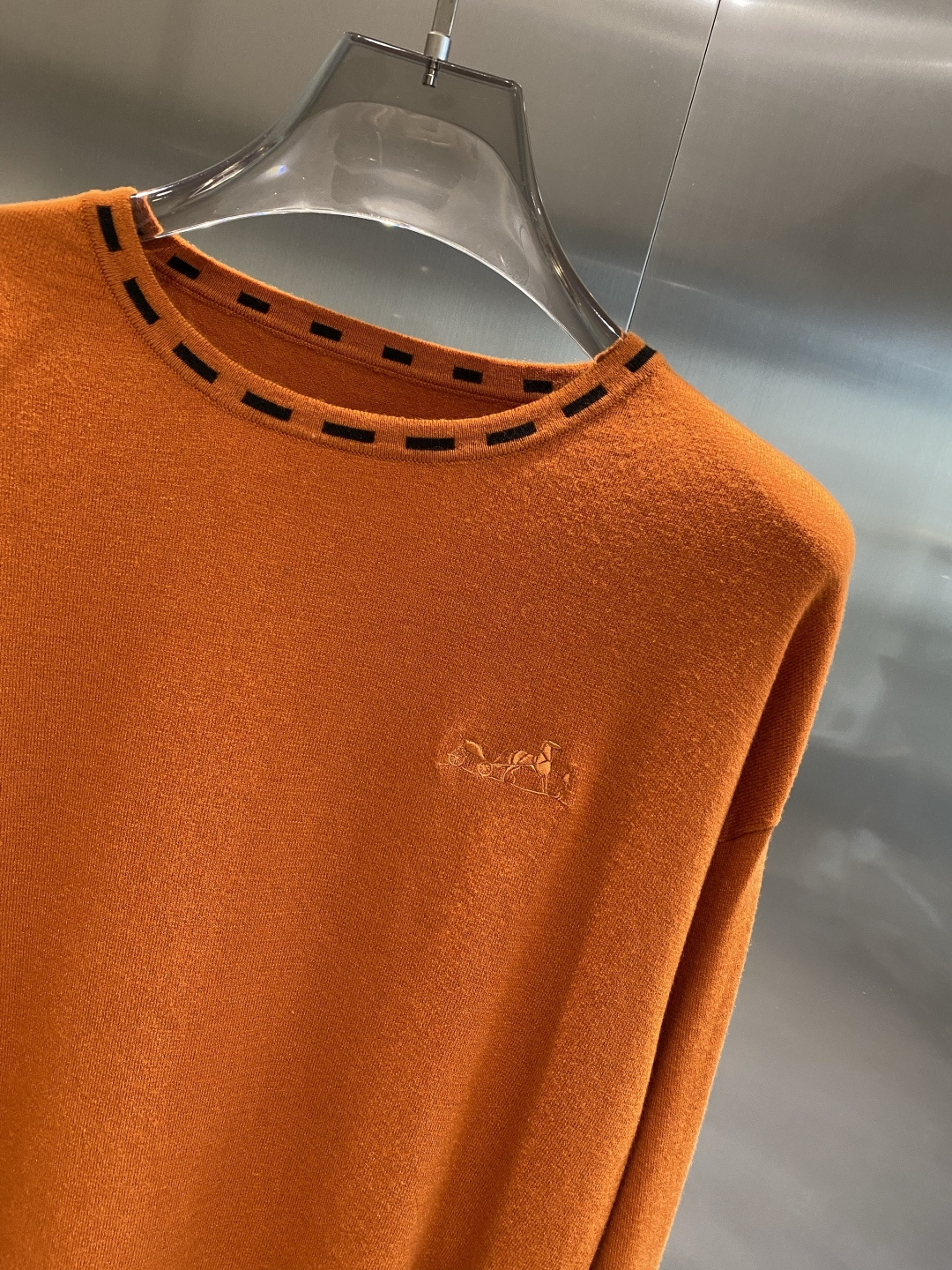 《𝙉𝙚𝙬🤍🖤爱马家》秋冬经典男士针织长袖圆领套头毛衣 这款针织衫向经典图案致敬。采用棉质平纹针织面料精心