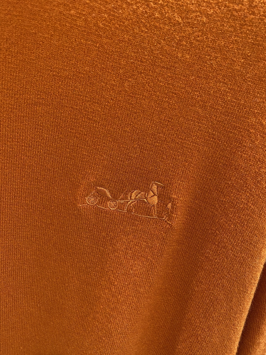 《𝙉𝙚𝙬🤍🖤爱马家》秋冬经典男士针织长袖圆领套头毛衣 这款针织衫向经典图案致敬。采用棉质平纹针织面料精心