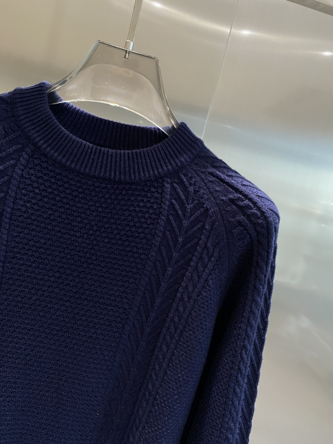 《𝙉𝙚𝙬🤍🖤迪家》秋冬经典男士针织长袖圆领套头毛衣 这款针织衫向经典图案致敬。采用棉质平纹针织面料精心制