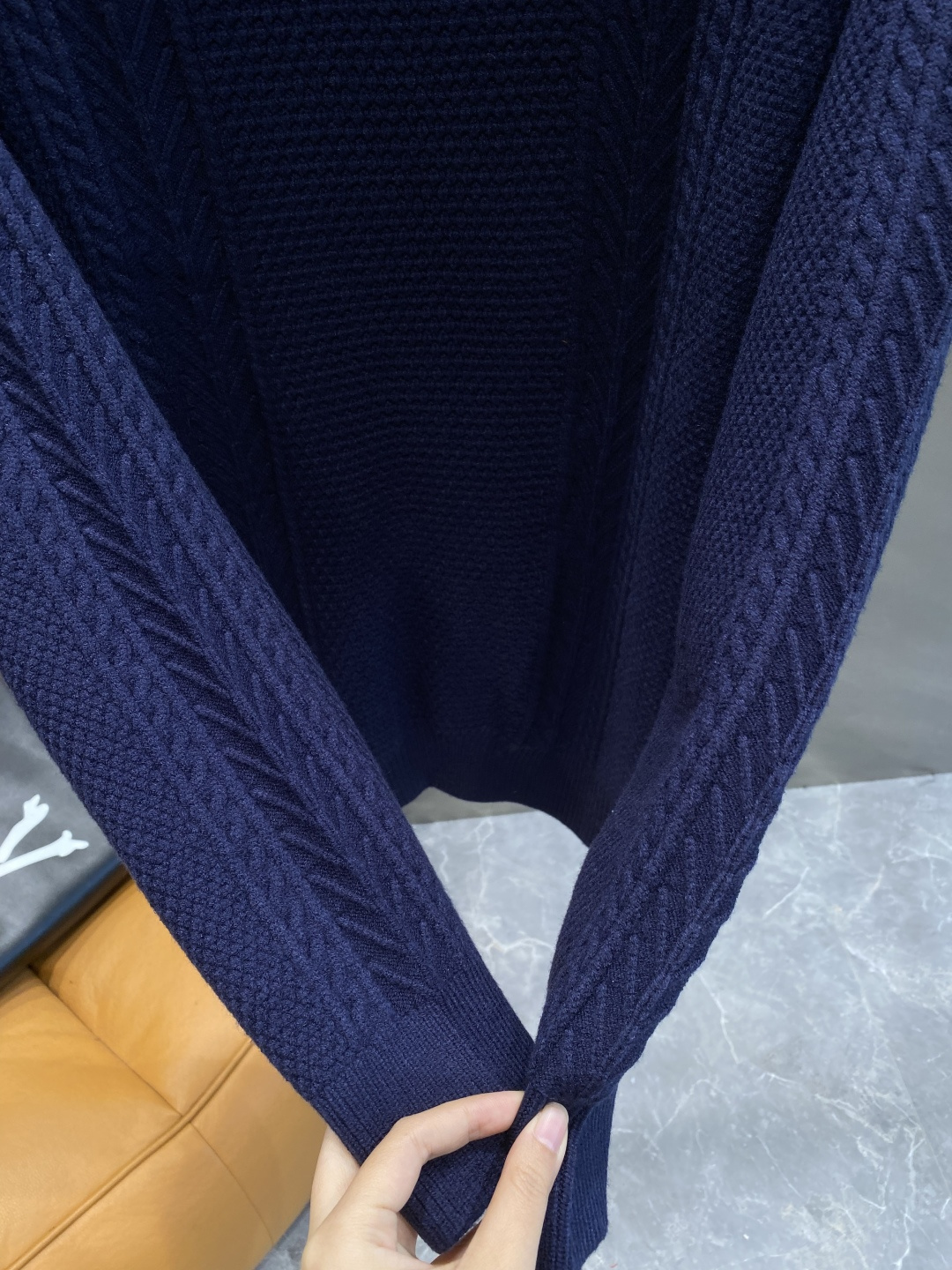 《𝙉𝙚𝙬🤍🖤迪家》秋冬经典男士针织长袖圆领套头毛衣 这款针织衫向经典图案致敬。采用棉质平纹针织面料精心制