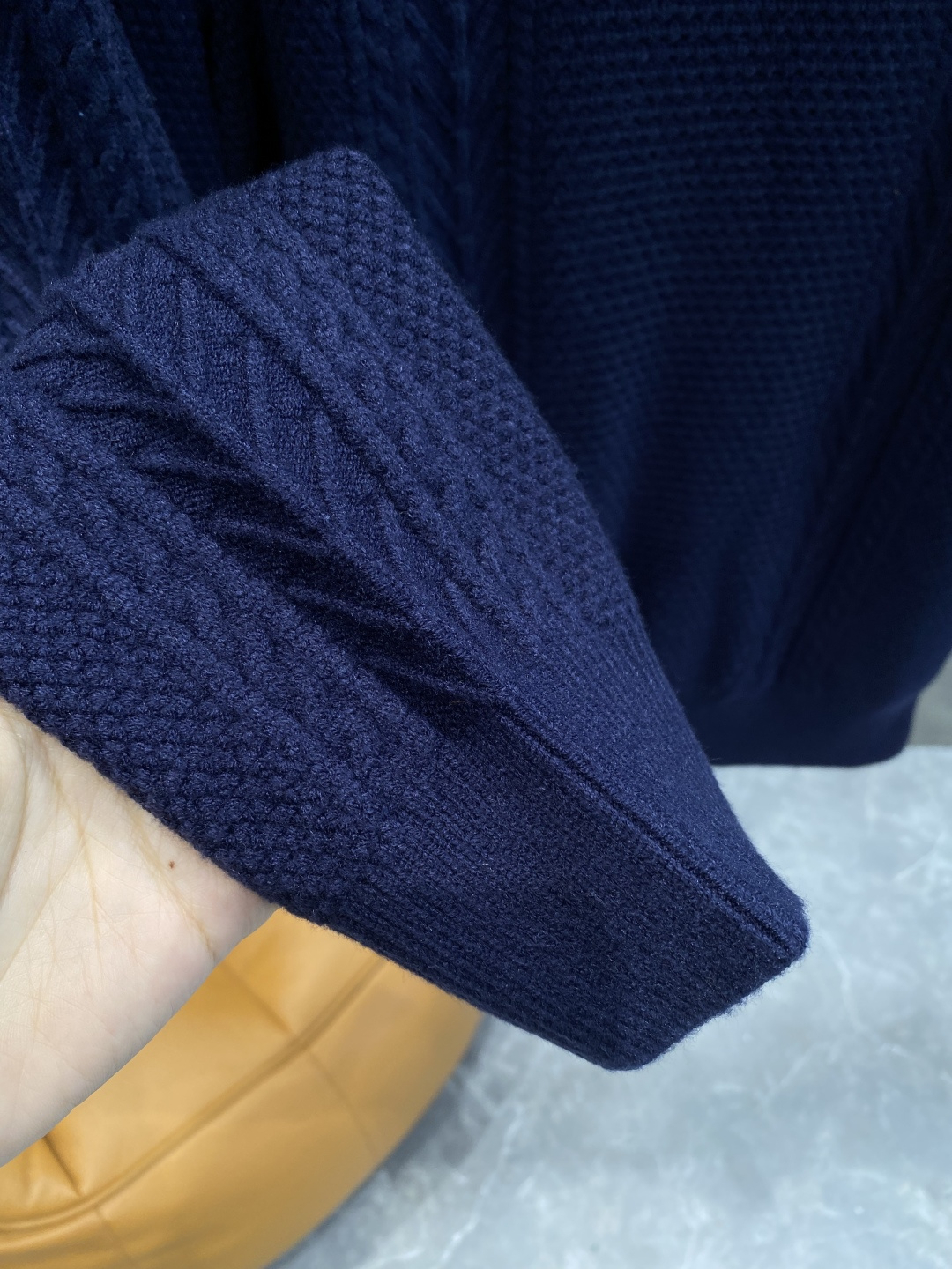 《𝙉𝙚𝙬🤍🖤迪家》秋冬经典男士针织长袖圆领套头毛衣 这款针织衫向经典图案致敬。采用棉质平纹针织面料精心制