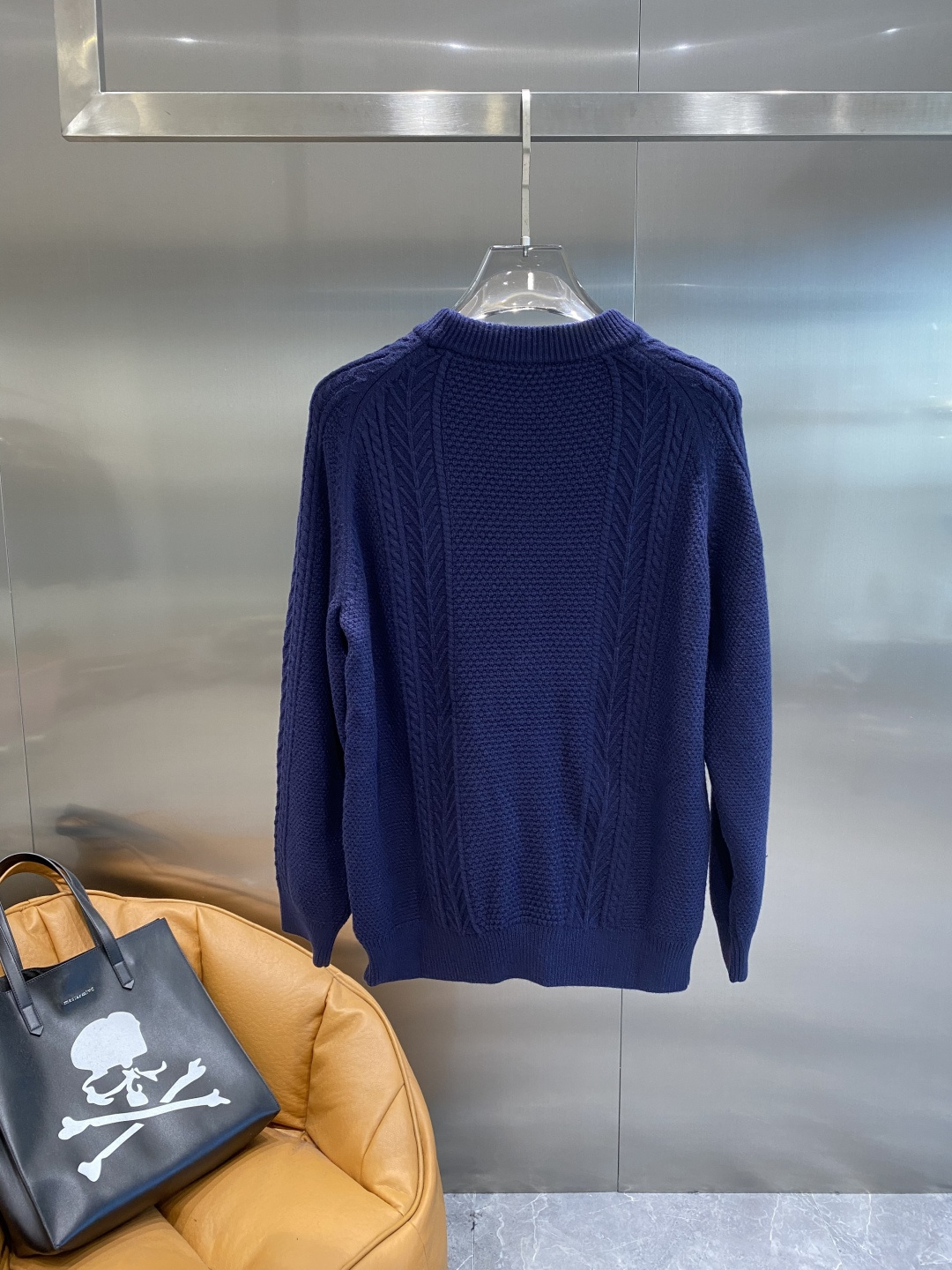 《𝙉𝙚𝙬🤍🖤迪家》秋冬经典男士针织长袖圆领套头毛衣 这款针织衫向经典图案致敬。采用棉质平纹针织面料精心制