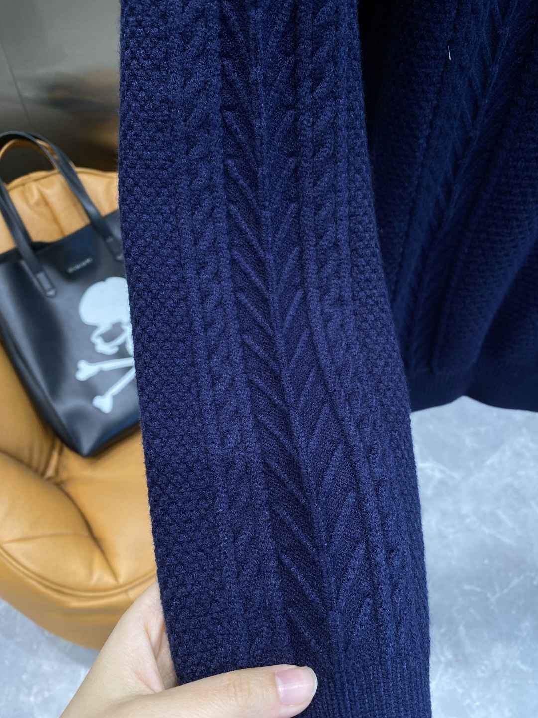 《𝙉𝙚𝙬🤍🖤迪家》秋冬经典男士针织长袖圆领套头毛衣 这款针织衫向经典图案致敬。采用棉质平纹针织面料精心制