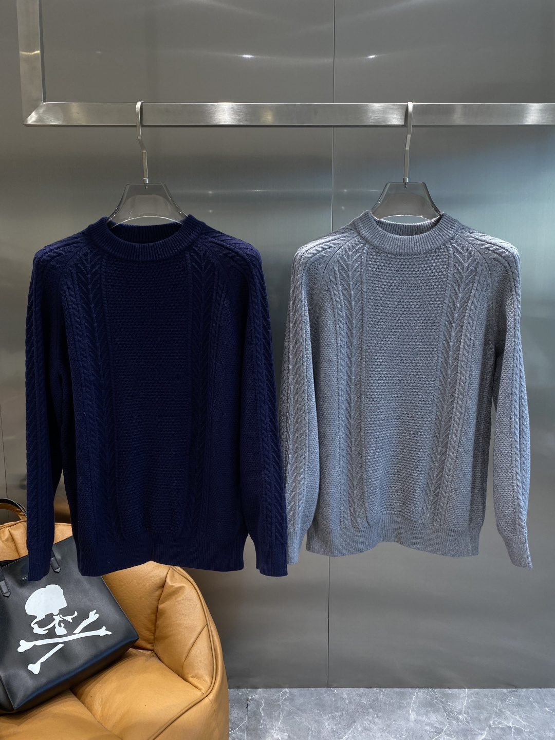 《𝙉𝙚𝙬🤍🖤迪家》秋冬经典男士针织长袖圆领套头毛衣 这款针织衫向经典图案致敬。采用棉质平纹针织面料精心制