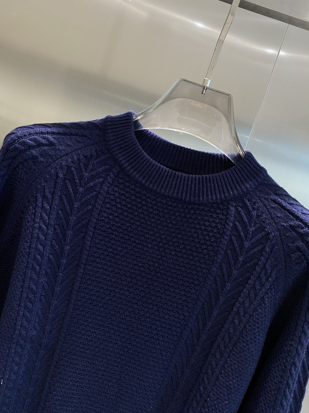 《𝙉𝙚𝙬🤍🖤迪家》秋冬经典男士针织长袖圆领套头毛衣 这款针织衫向经典图案致敬。采用棉质平纹针织面料精心制