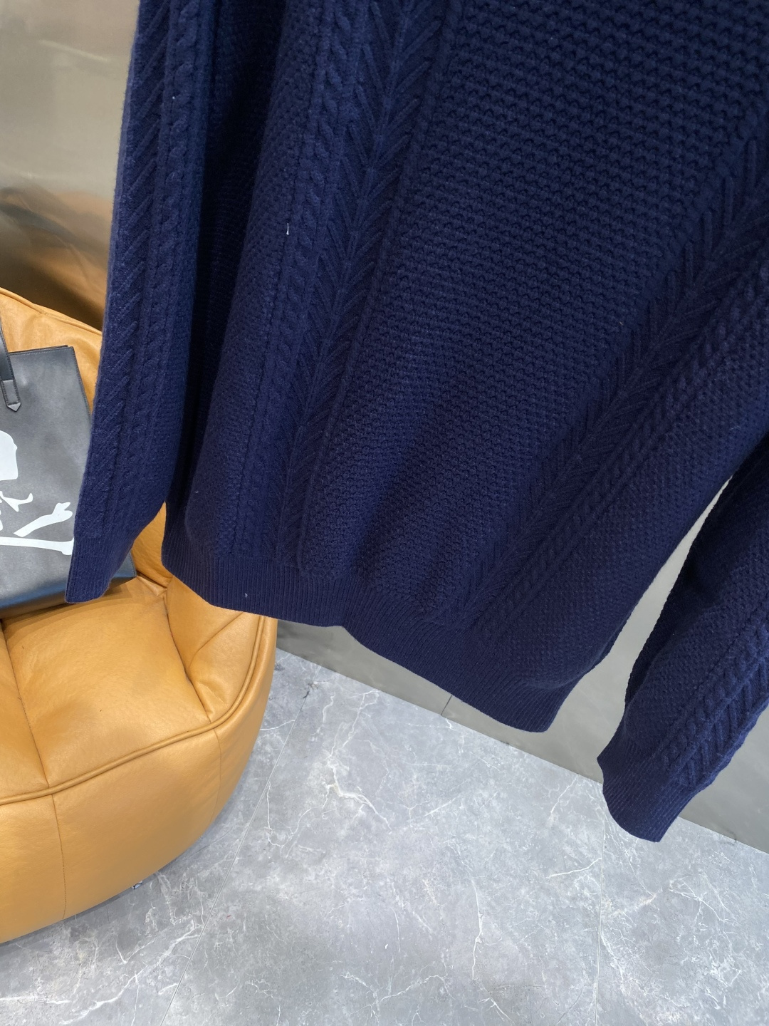 《𝙉𝙚𝙬🤍🖤迪家》秋冬经典男士针织长袖圆领套头毛衣 这款针织衫向经典图案致敬。采用棉质平纹针织面料精心制