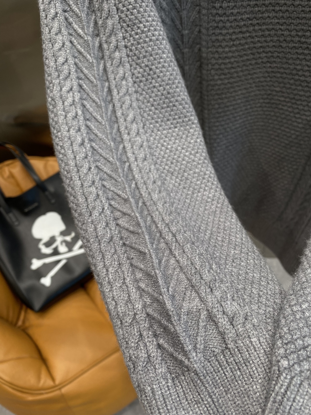 《𝙉𝙚𝙬🤍🖤迪家》秋冬经典男士针织长袖圆领套头毛衣 这款针织衫向经典图案致敬。采用棉质平纹针织面料精心制