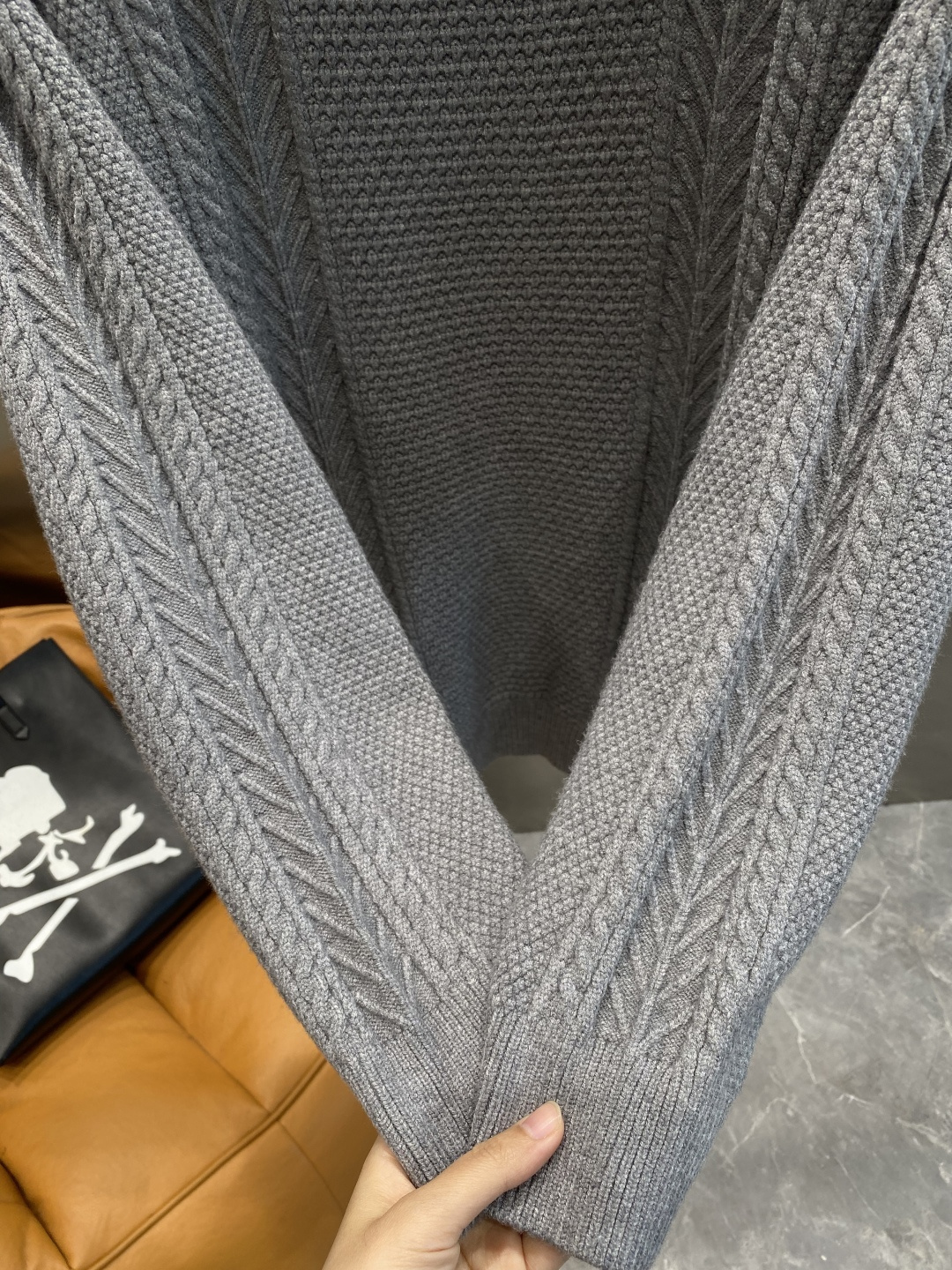 《𝙉𝙚𝙬🤍🖤迪家》秋冬经典男士针织长袖圆领套头毛衣 这款针织衫向经典图案致敬。采用棉质平纹针织面料精心制