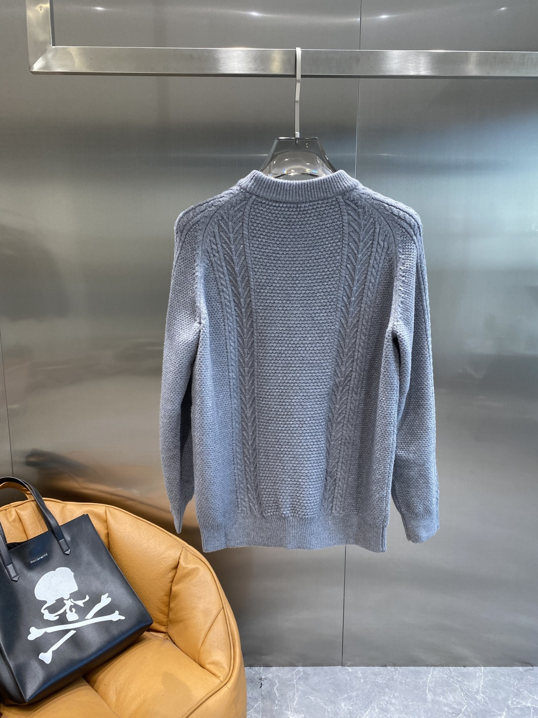 《𝙉𝙚𝙬🤍🖤迪家》秋冬经典男士针织长袖圆领套头毛衣 这款针织衫向经典图案致敬。采用棉质平纹针织面料精心制