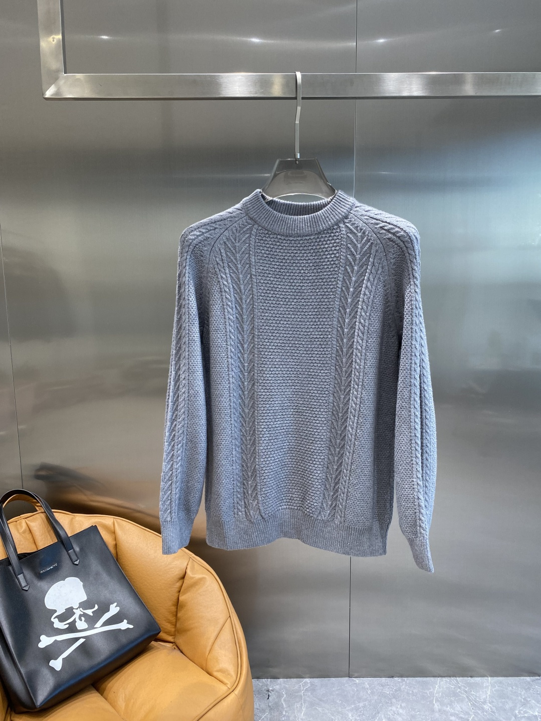 《𝙉𝙚𝙬🤍🖤迪家》秋冬经典男士针织长袖圆领套头毛衣 这款针织衫向经典图案致敬。采用棉质平纹针织面料精心制