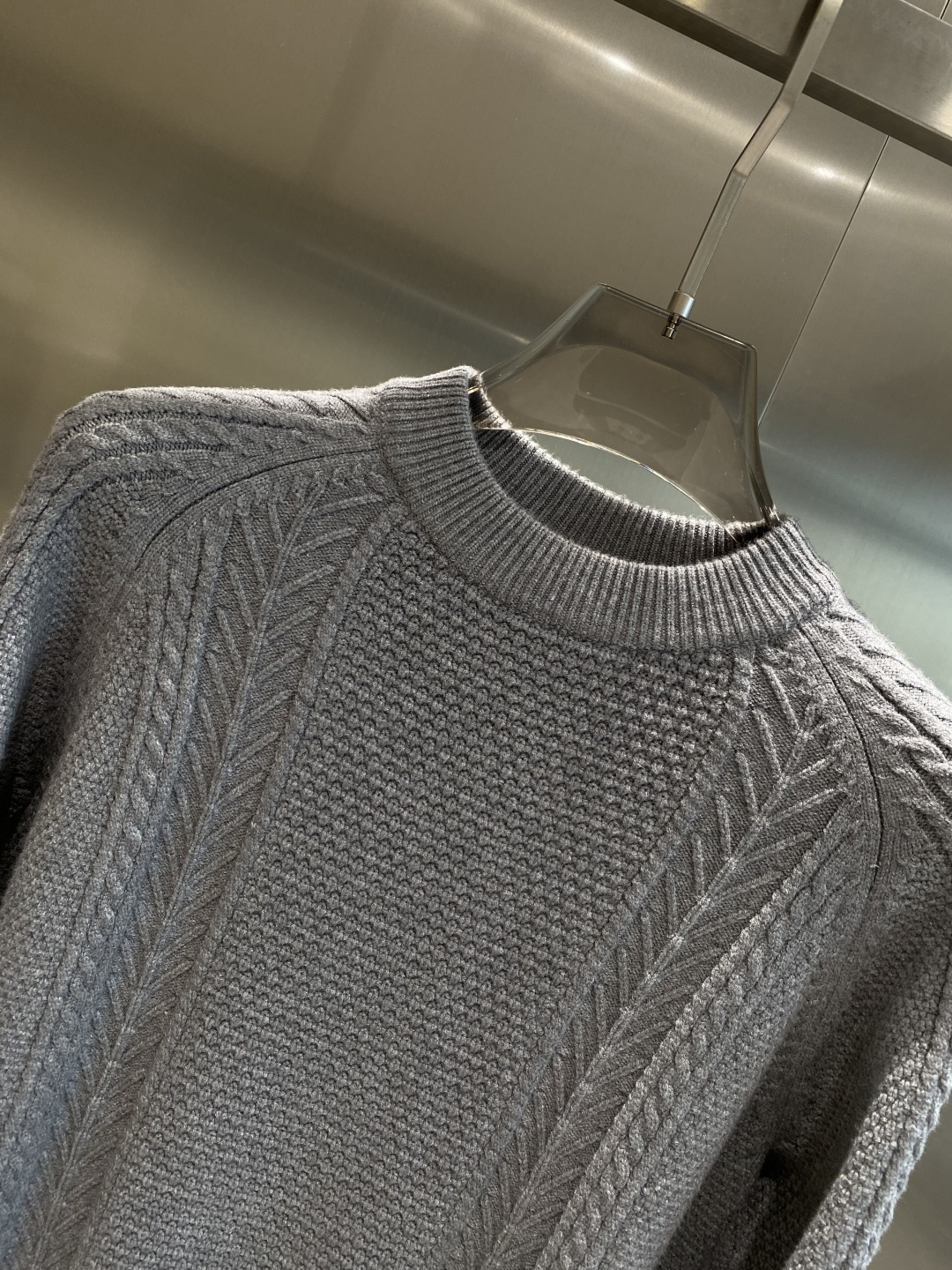 《𝙉𝙚𝙬🤍🖤迪家》秋冬经典男士针织长袖圆领套头毛衣 这款针织衫向经典图案致敬。采用棉质平纹针织面料精心制