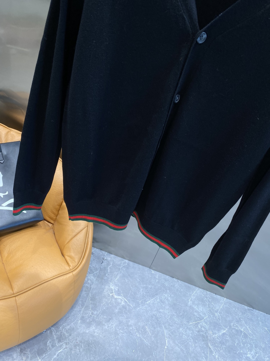 《𝙉𝙚𝙬🤍🖤古家》开衫新款针织毛衣衫，彰显2025秋冬秀场的 主题。责任采购羊毛成就换季时节的典雅之选，