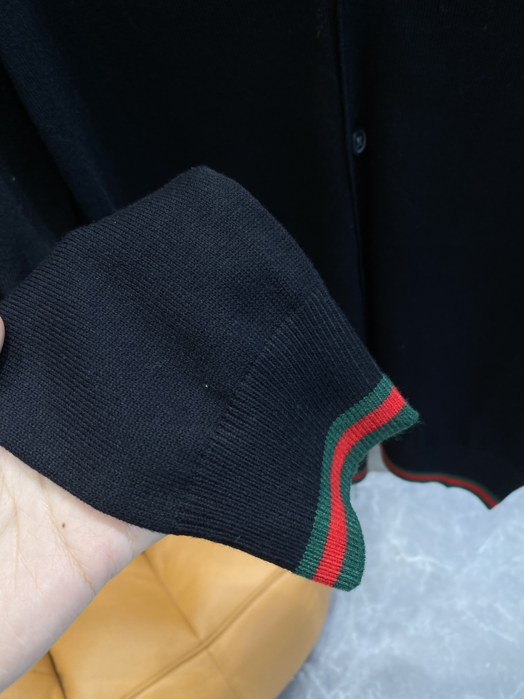 《𝙉𝙚𝙬🤍🖤古家》开衫新款针织毛衣衫，彰显2025秋冬秀场的 主题。责任采购羊毛成就换季时节的典雅之选，