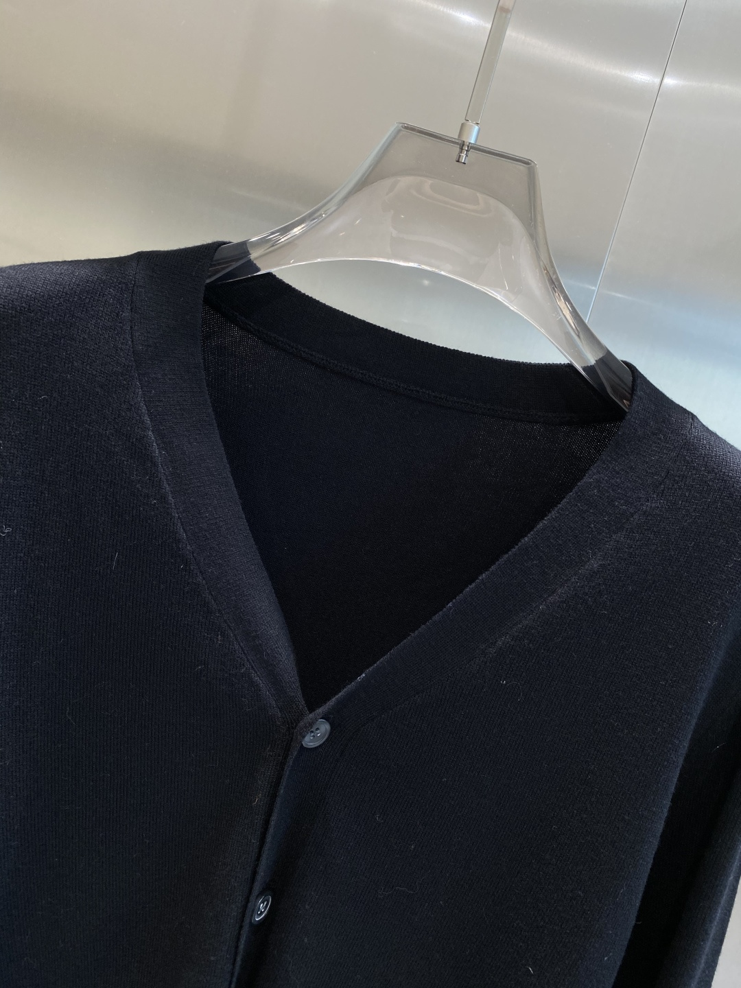 《𝙉𝙚𝙬🤍🖤古家》开衫新款针织毛衣衫，彰显2025秋冬秀场的 主题。责任采购羊毛成就换季时节的典雅之选，