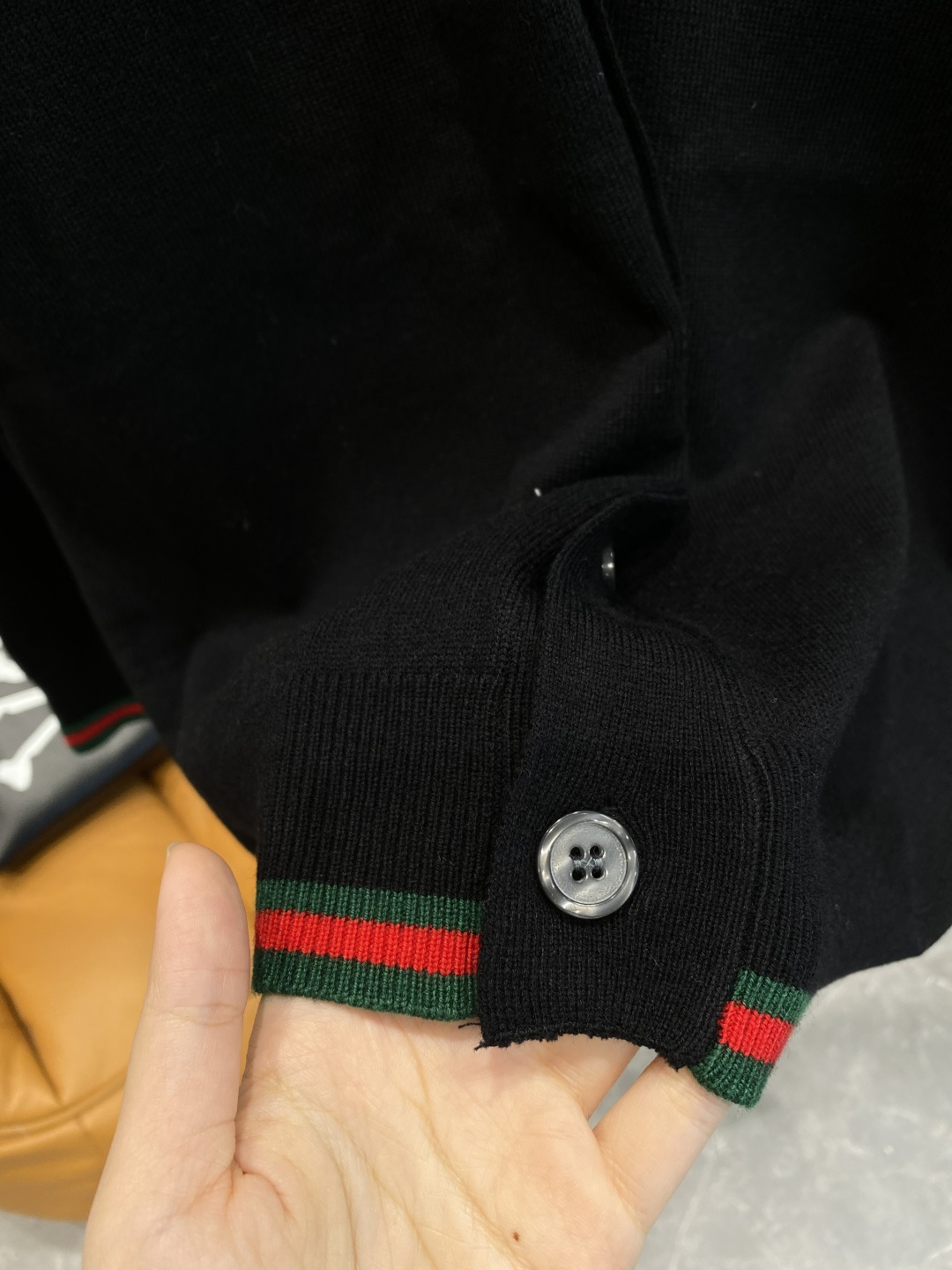 《𝙉𝙚𝙬🤍🖤古家》开衫新款针织毛衣衫，彰显2025秋冬秀场的 主题。责任采购羊毛成就换季时节的典雅之选，