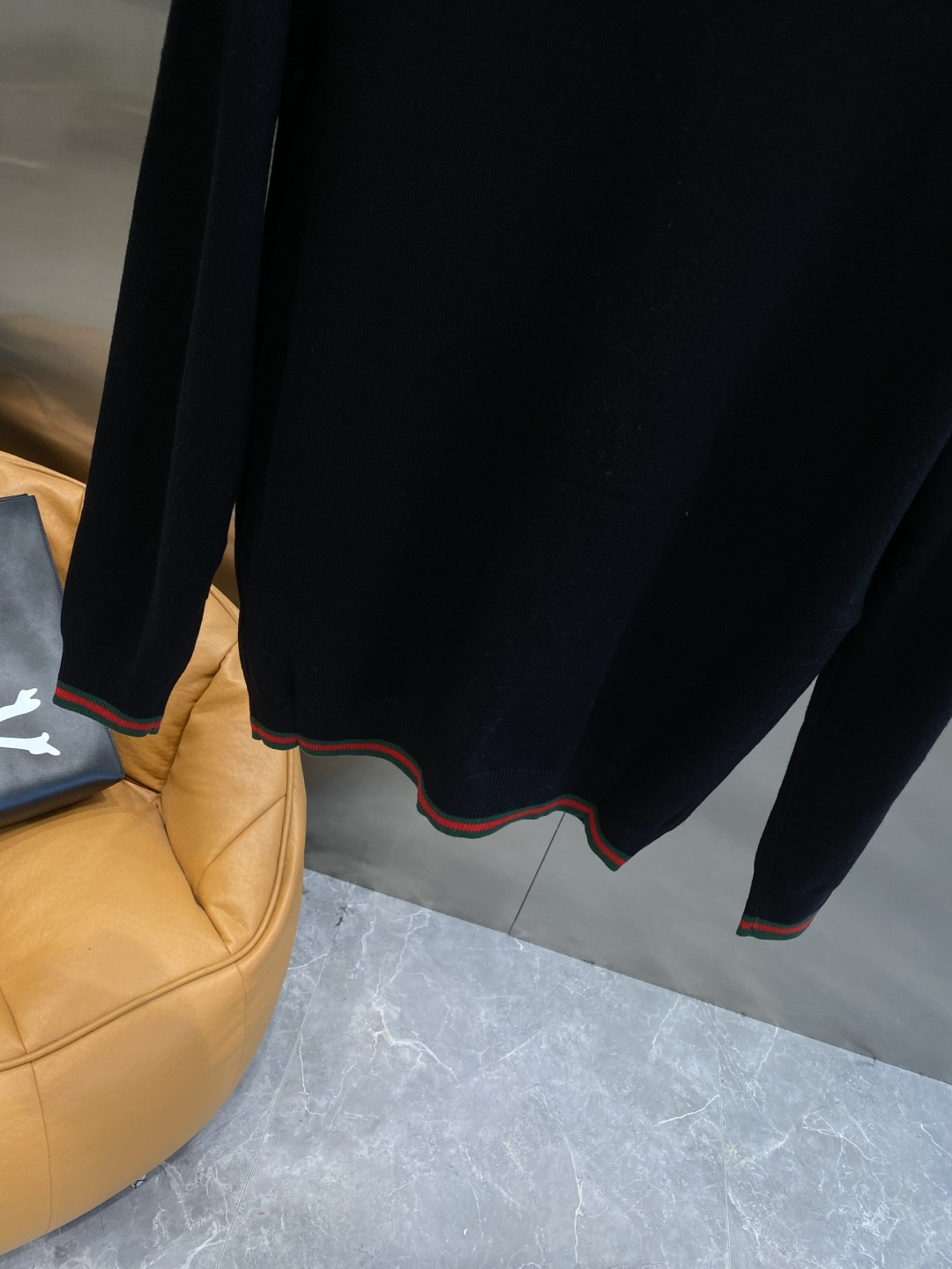 《𝙉𝙚𝙬🤍🖤古家》开衫新款针织毛衣衫，彰显2025秋冬秀场的 主题。责任采购羊毛成就换季时节的典雅之选，