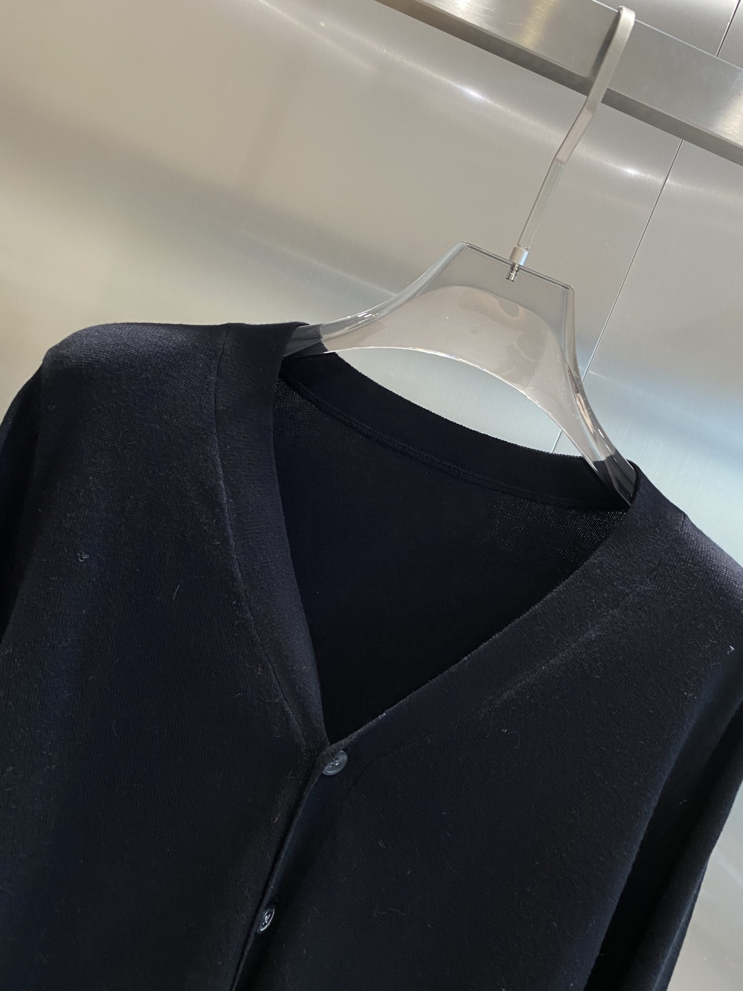 《𝙉𝙚𝙬🤍🖤古家》开衫新款针织毛衣衫，彰显2025秋冬秀场的 主题。责任采购羊毛成就换季时节的典雅之选，