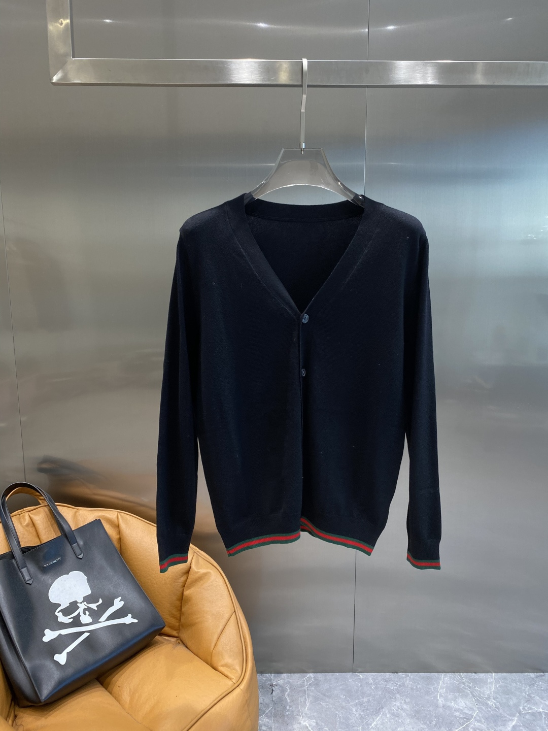 《𝙉𝙚𝙬🤍🖤古家》开衫新款针织毛衣衫，彰显2025秋冬秀场的 主题。责任采购羊毛成就换季时节的典雅之选，