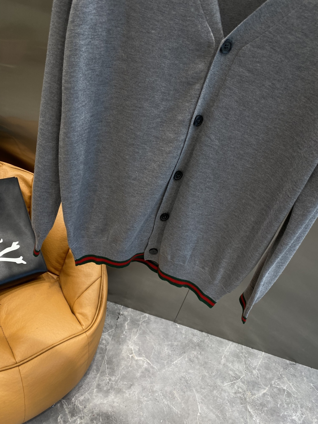 《𝙉𝙚𝙬🤍🖤古家》开衫新款针织毛衣衫，彰显2025秋冬秀场的 主题。责任采购羊毛成就换季时节的典雅之选，