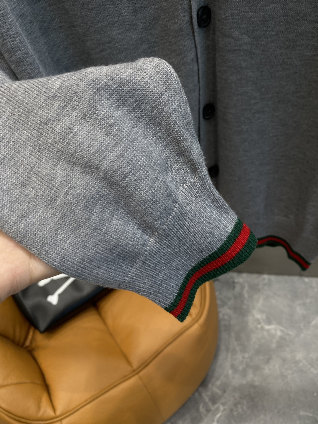 《𝙉𝙚𝙬🤍🖤古家》开衫新款针织毛衣衫，彰显2025秋冬秀场的 主题。责任采购羊毛成就换季时节的典雅之选，