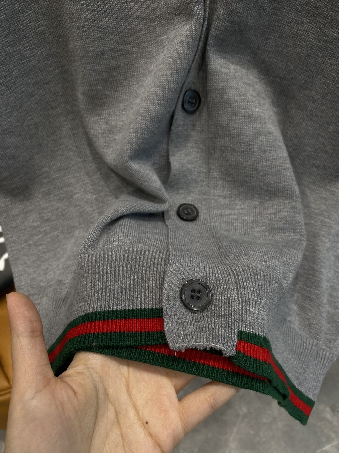 《𝙉𝙚𝙬🤍🖤古家》开衫新款针织毛衣衫，彰显2025秋冬秀场的 主题。责任采购羊毛成就换季时节的典雅之选，