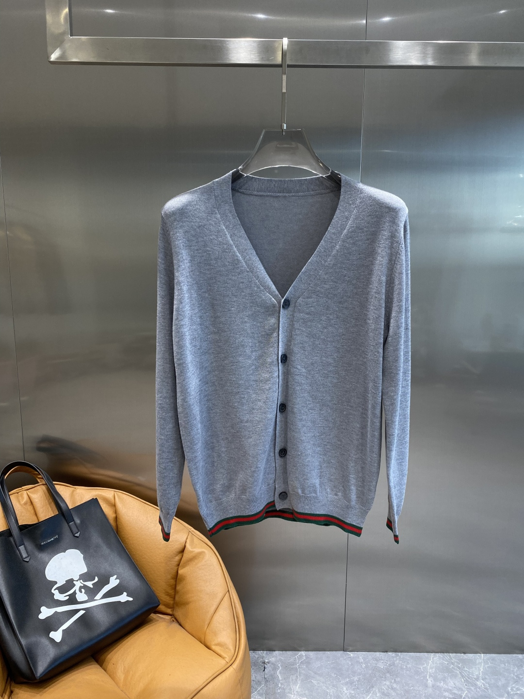 《𝙉𝙚𝙬🤍🖤古家》开衫新款针织毛衣衫，彰显2025秋冬秀场的 主题。责任采购羊毛成就换季时节的典雅之选，