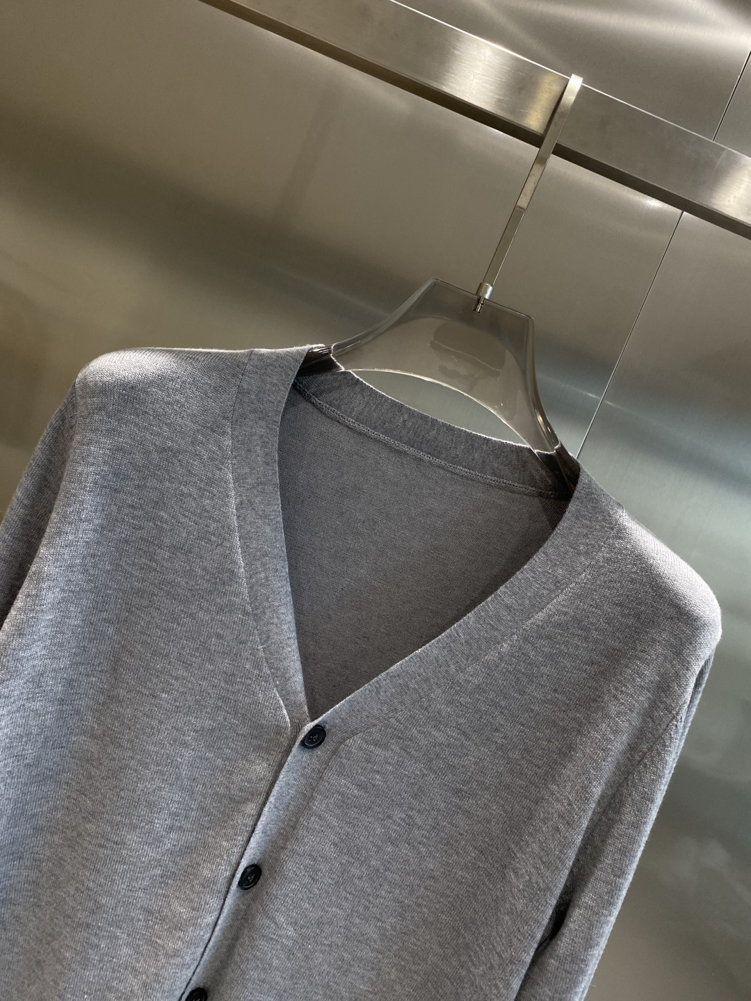 《𝙉𝙚𝙬🤍🖤古家》开衫新款针织毛衣衫，彰显2025秋冬秀场的 主题。责任采购羊毛成就换季时节的典雅之选，