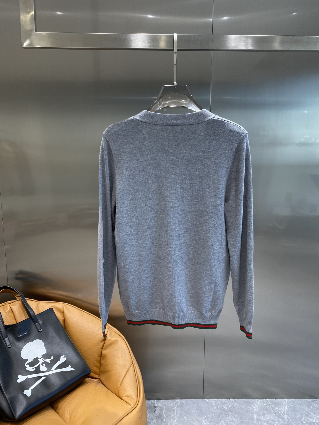 《𝙉𝙚𝙬🤍🖤古家》开衫新款针织毛衣衫，彰显2025秋冬秀场的 主题。责任采购羊毛成就换季时节的典雅之选，