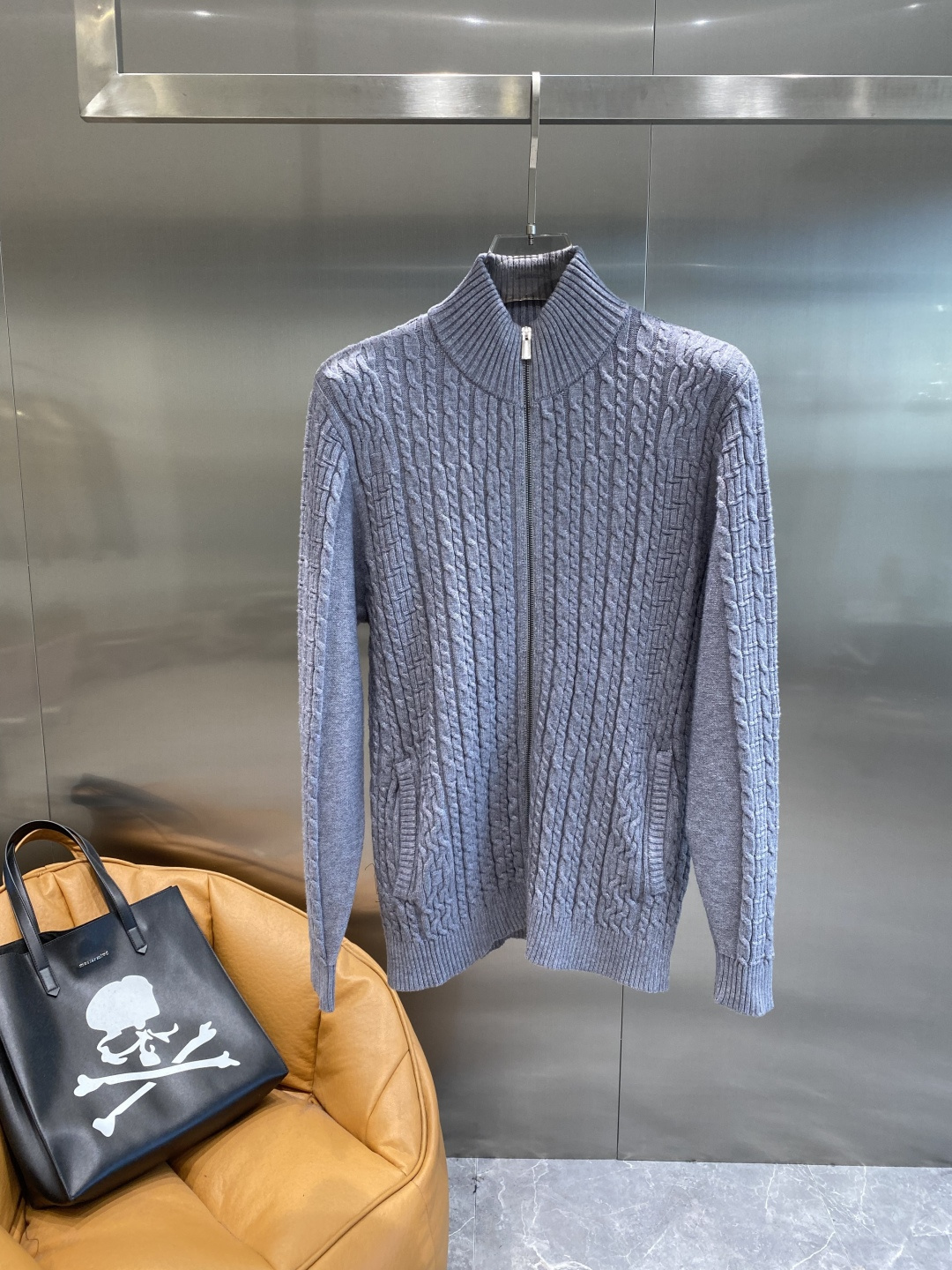 《𝙉𝙚𝙬🤍🖤芬家》开衫新款针织毛衣衫，彰显2025秋冬秀场的 主题。责任采购羊毛成就换季时节的典雅之选，