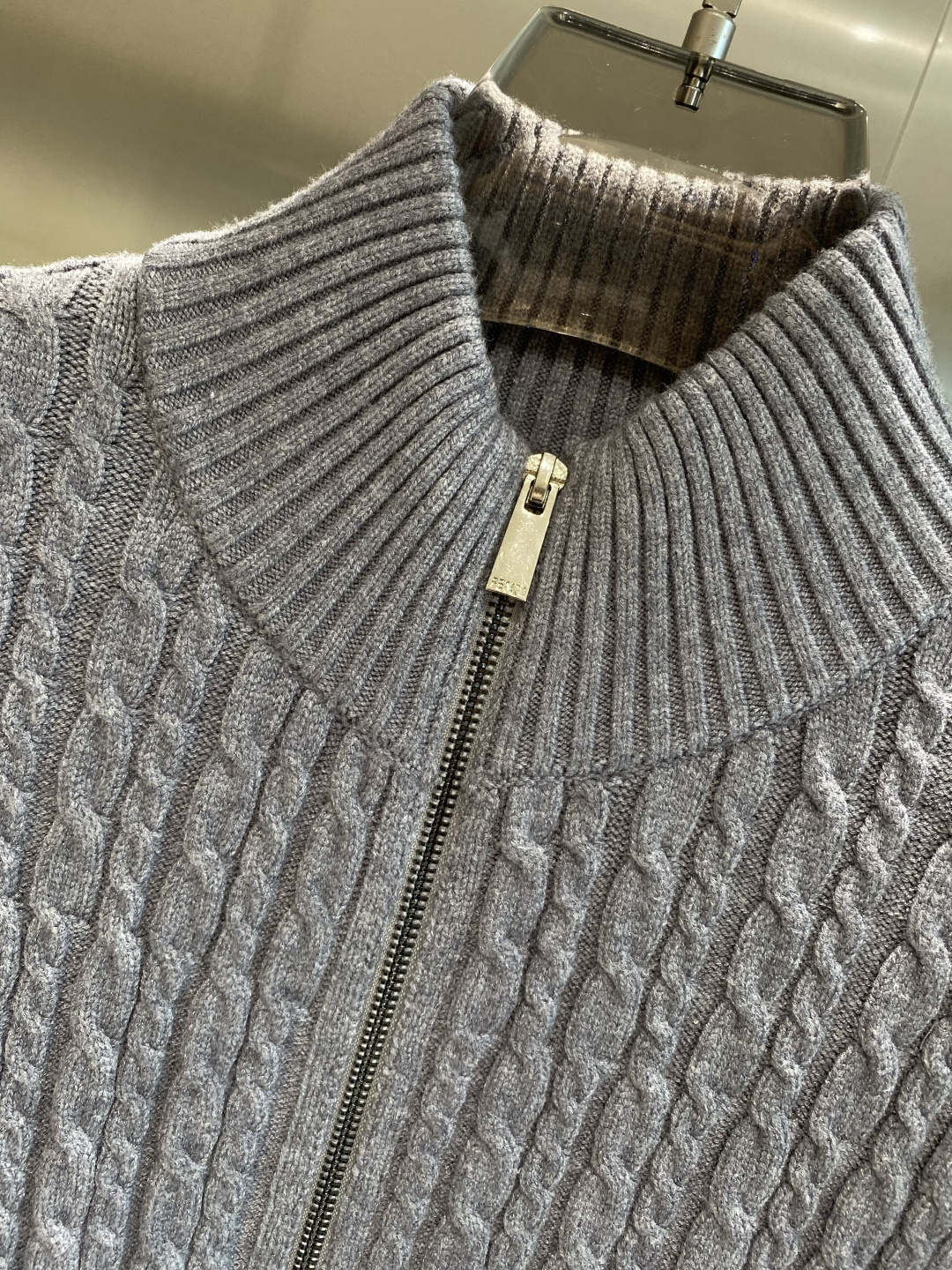 《𝙉𝙚𝙬🤍🖤芬家》开衫新款针织毛衣衫，彰显2025秋冬秀场的 主题。责任采购羊毛成就换季时节的典雅之选，