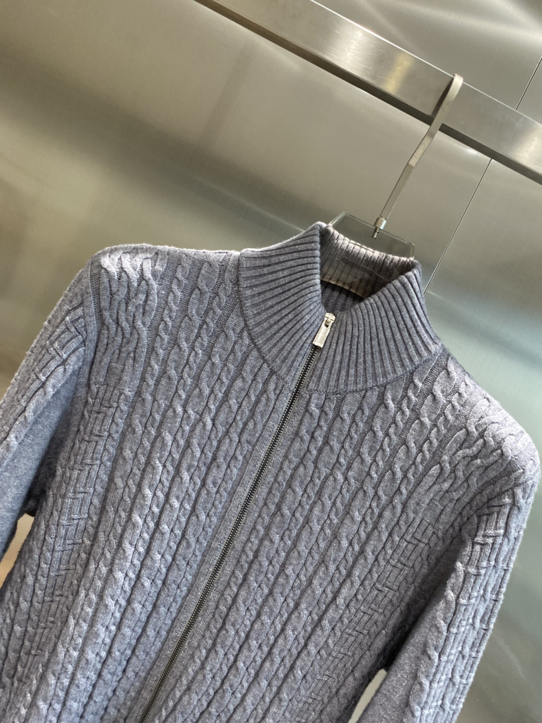 《𝙉𝙚𝙬🤍🖤芬家》开衫新款针织毛衣衫，彰显2025秋冬秀场的 主题。责任采购羊毛成就换季时节的典雅之选，