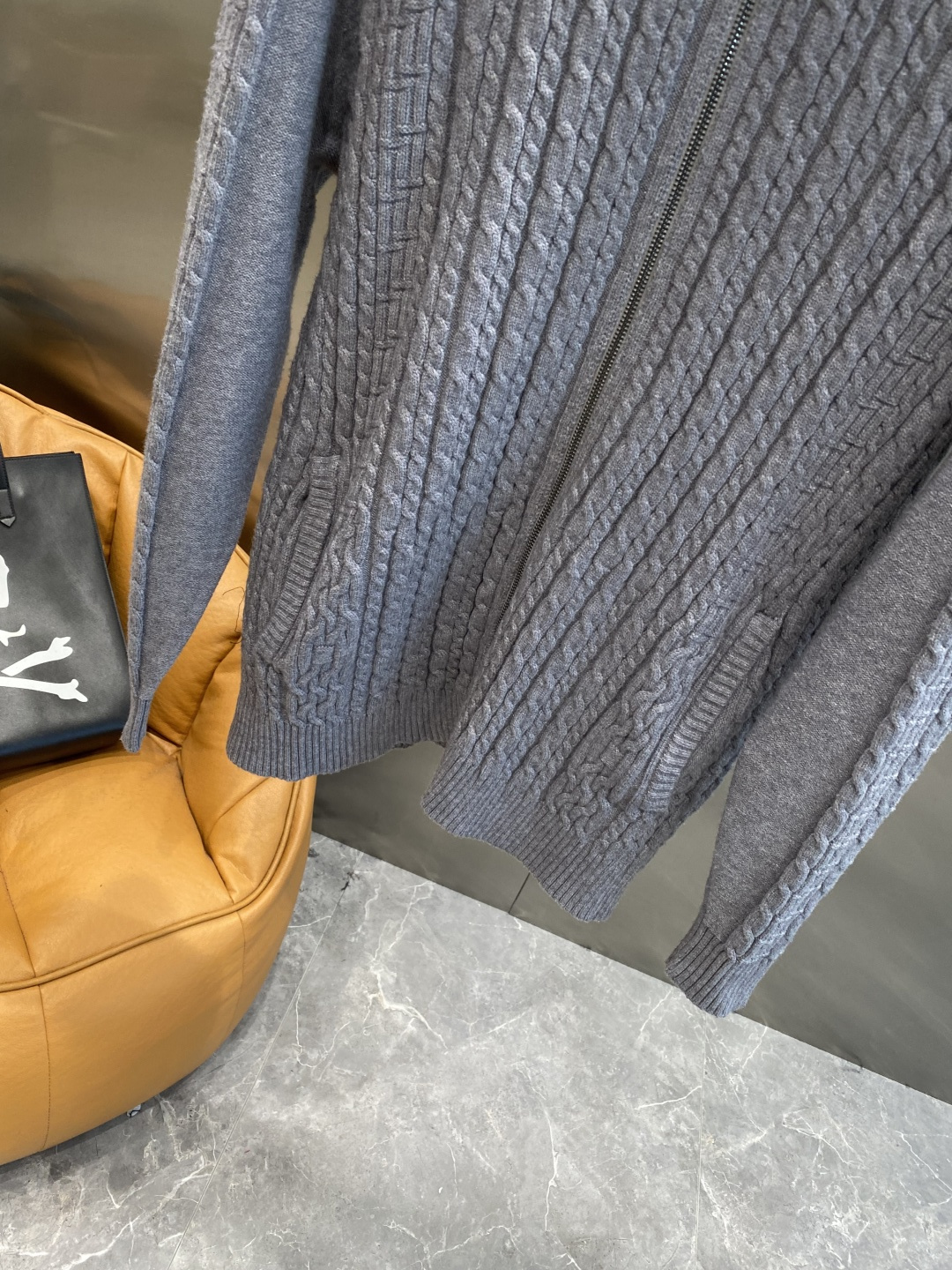 《𝙉𝙚𝙬🤍🖤芬家》开衫新款针织毛衣衫，彰显2025秋冬秀场的 主题。责任采购羊毛成就换季时节的典雅之选，