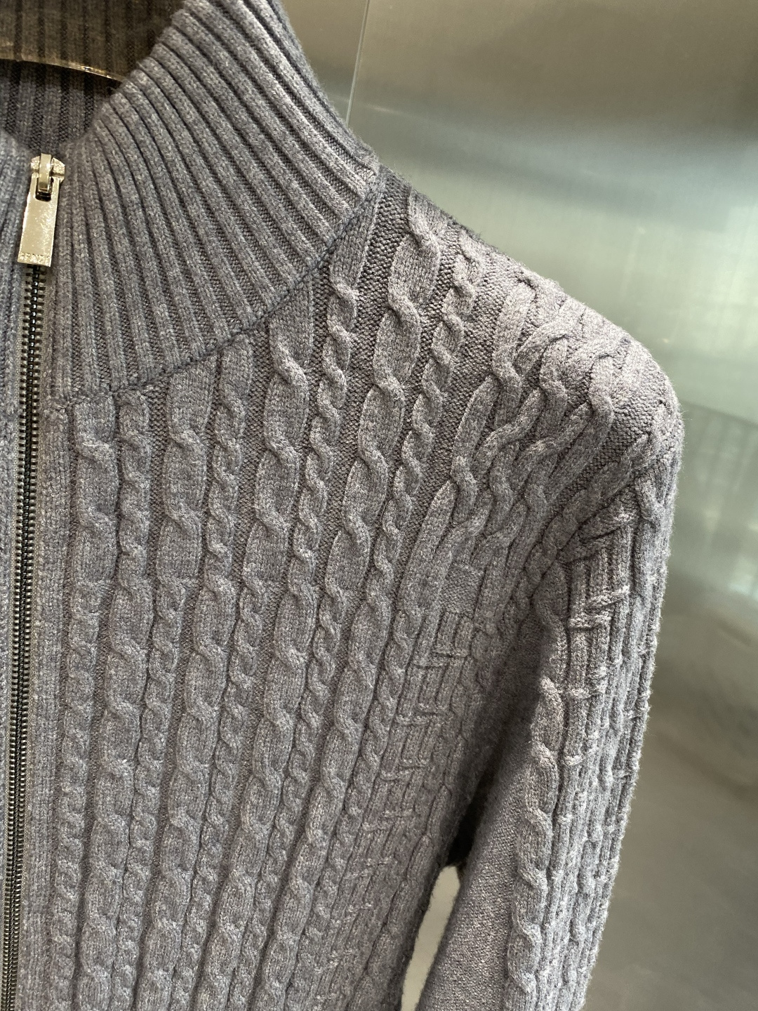 《𝙉𝙚𝙬🤍🖤芬家》开衫新款针织毛衣衫，彰显2025秋冬秀场的 主题。责任采购羊毛成就换季时节的典雅之选，