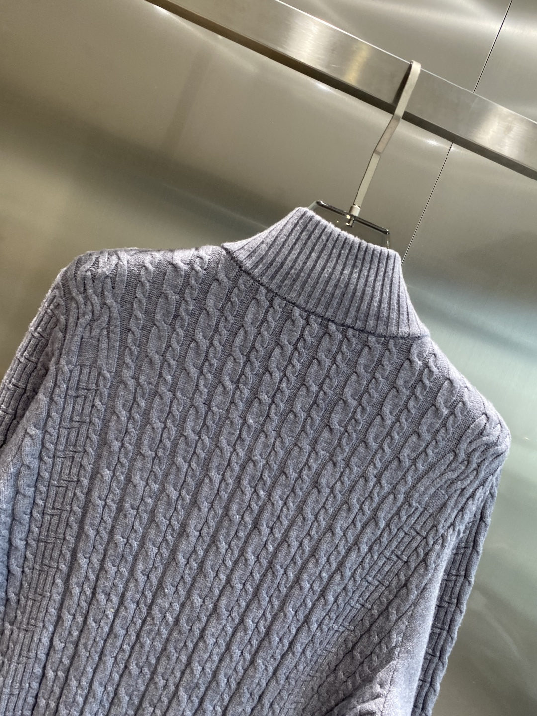 《𝙉𝙚𝙬🤍🖤芬家》开衫新款针织毛衣衫，彰显2025秋冬秀场的 主题。责任采购羊毛成就换季时节的典雅之选，