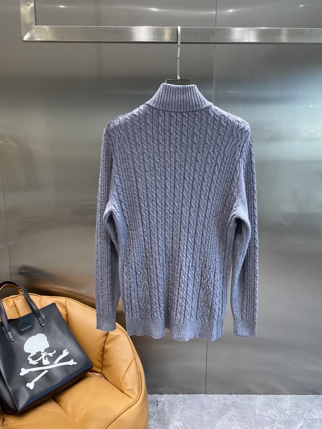 《𝙉𝙚𝙬🤍🖤芬家》开衫新款针织毛衣衫，彰显2025秋冬秀场的 主题。责任采购羊毛成就换季时节的典雅之选，