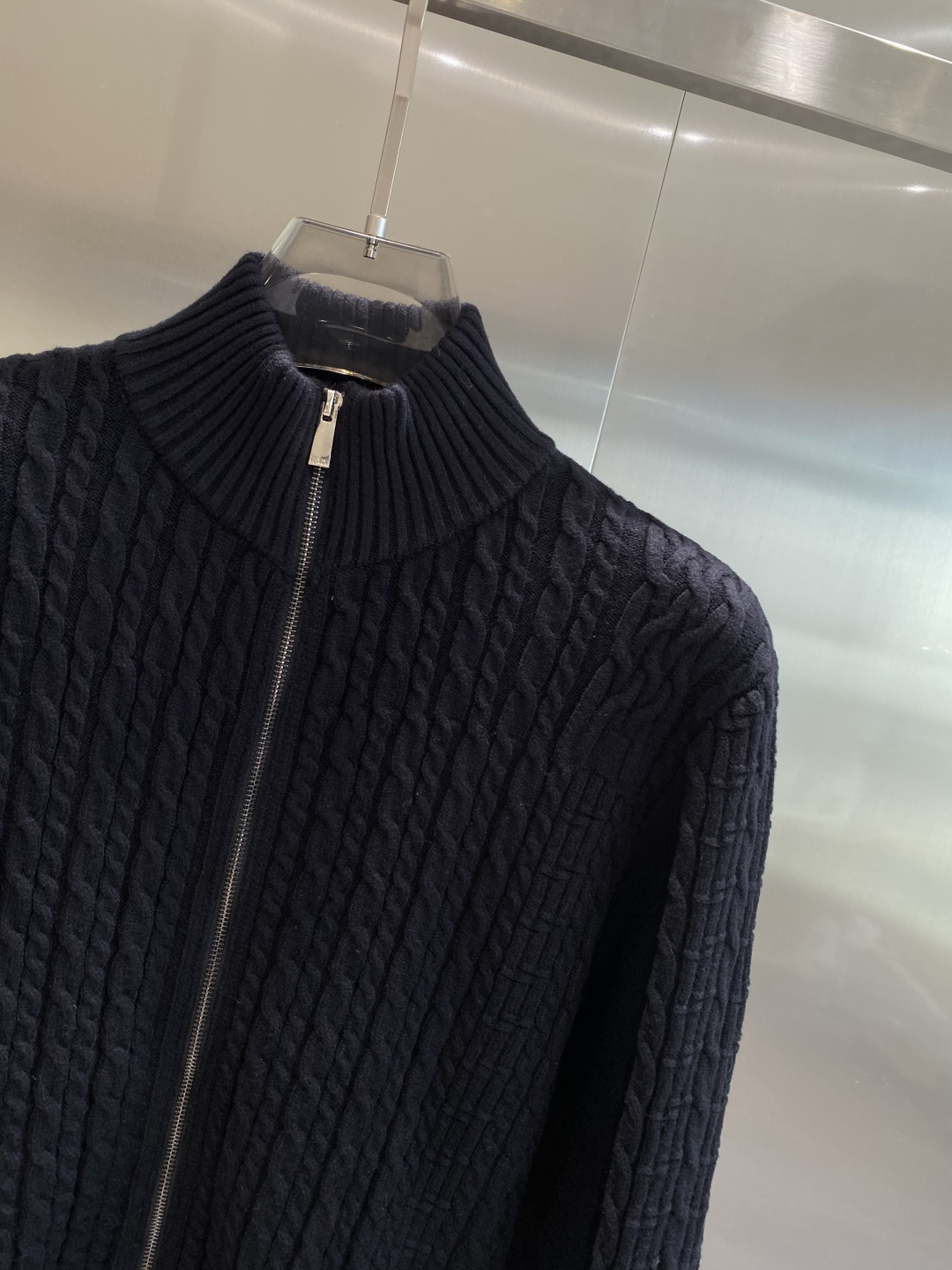 《𝙉𝙚𝙬🤍🖤芬家》开衫新款针织毛衣衫，彰显2025秋冬秀场的 主题。责任采购羊毛成就换季时节的典雅之选，