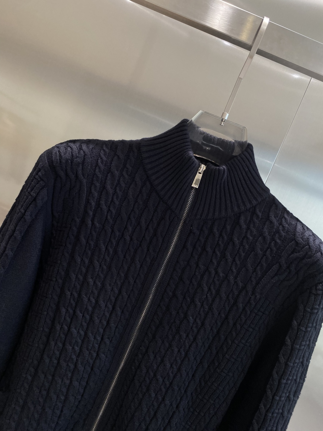 《𝙉𝙚𝙬🤍🖤芬家》开衫新款针织毛衣衫，彰显2025秋冬秀场的 主题。责任采购羊毛成就换季时节的典雅之选，