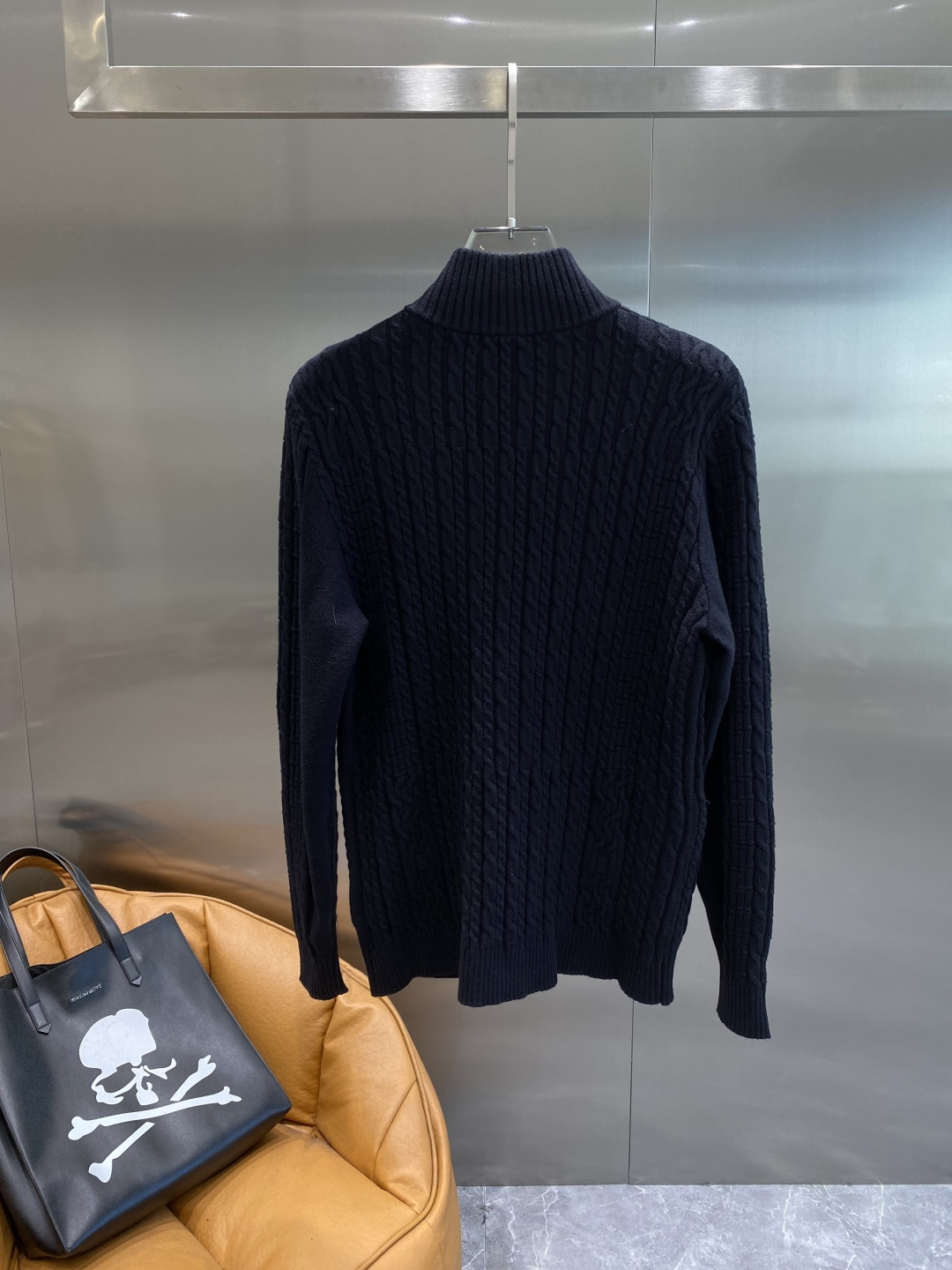 《𝙉𝙚𝙬🤍🖤芬家》开衫新款针织毛衣衫，彰显2025秋冬秀场的 主题。责任采购羊毛成就换季时节的典雅之选，