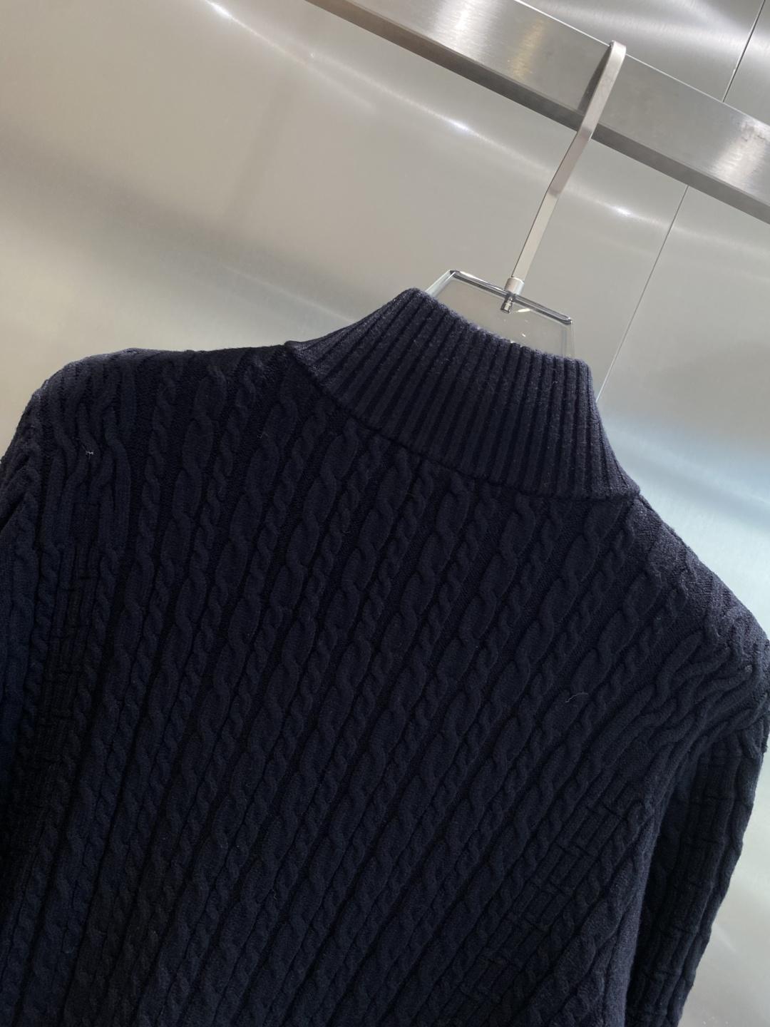 《𝙉𝙚𝙬🤍🖤芬家》开衫新款针织毛衣衫，彰显2025秋冬秀场的 主题。责任采购羊毛成就换季时节的典雅之选，