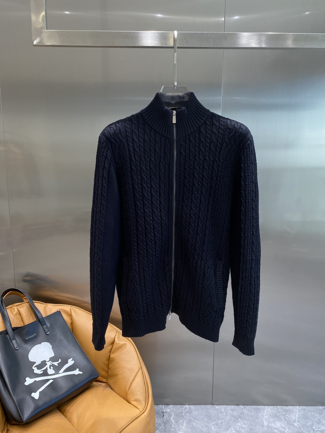 《𝙉𝙚𝙬🤍🖤芬家》开衫新款针织毛衣衫，彰显2025秋冬秀场的 主题。责任采购羊毛成就换季时节的典雅之选，