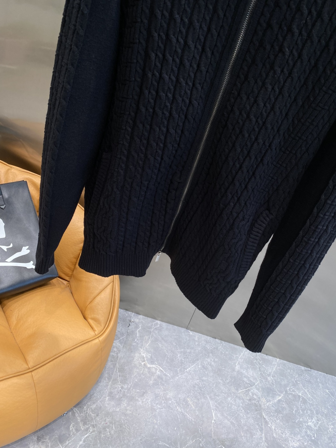 《𝙉𝙚𝙬🤍🖤芬家》开衫新款针织毛衣衫，彰显2025秋冬秀场的 主题。责任采购羊毛成就换季时节的典雅之选，