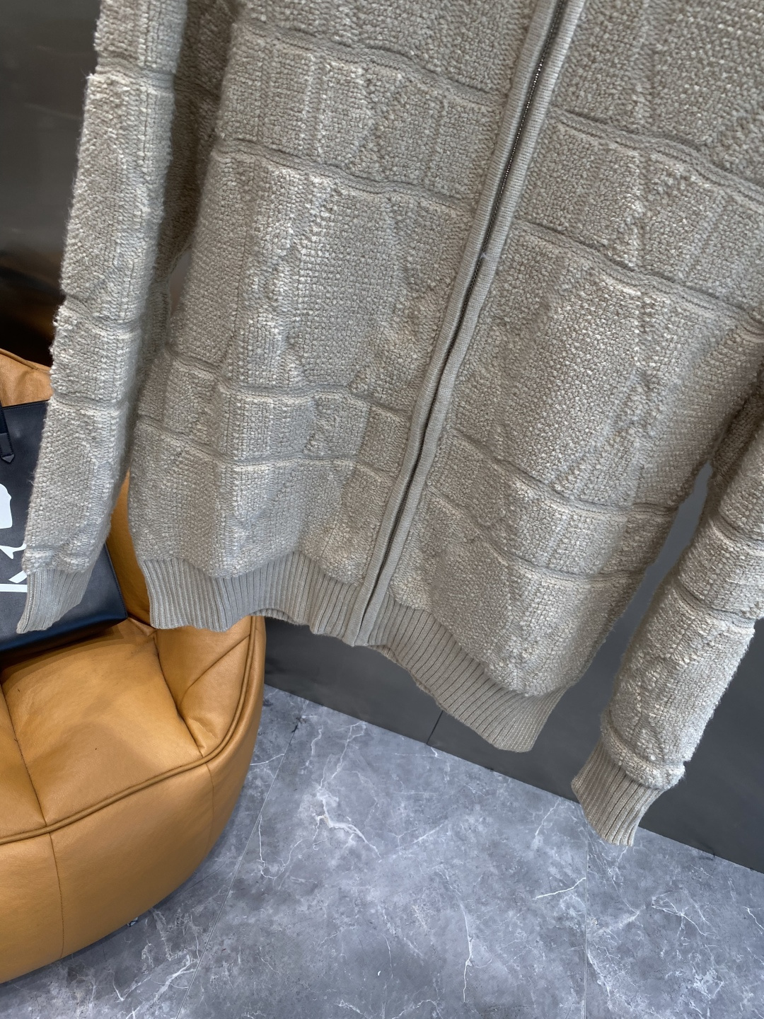 《𝙉𝙚𝙬🤍🖤迪家》开衫新款针织毛衣衫，彰显2025秋冬秀场的 主题。责任采购羊毛成就换季时节的典雅之选，